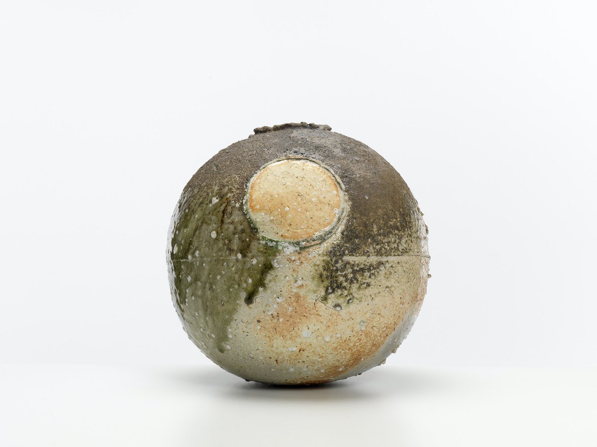 Shiro Tsujimura, Moon Vase, 
stoneware, 21.6 cm (h) 

Featured in our current exhibition 'Small Works, Great Artists,' until 27th April ehc.art/exhibitions/sm…