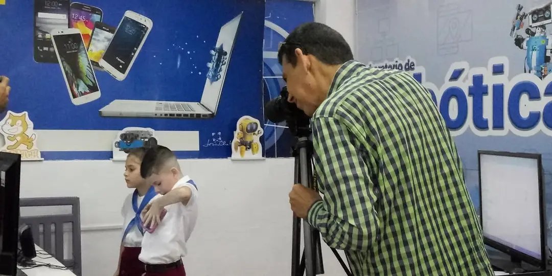 PdroJCPri's tweet photo. Desde el #PalaciodeComputación de #PinardelRío nuestros niños presentan sus proyectos en la Competencia Nacional de Robótica. #JovenClubTeConecta @jovenclubPinar @YamileRamosCord @JosCarlosCruzS3 @BlancoRdguez https://t.co/Q3NGv5OKtH