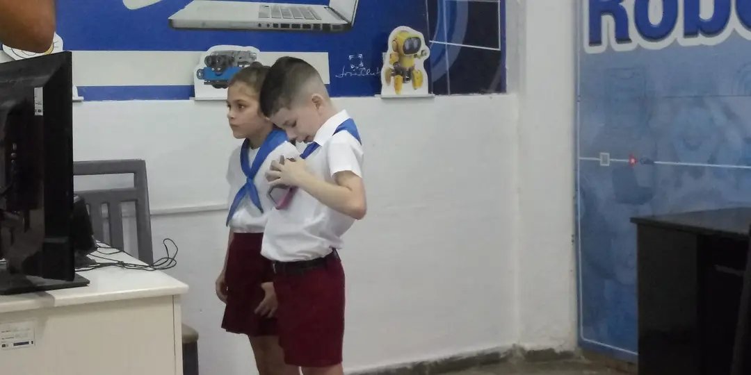 PdroJCPri's tweet photo. Desde el #PalaciodeComputación de #PinardelRío nuestros niños presentan sus proyectos en la Competencia Nacional de Robótica. #JovenClubTeConecta @jovenclubPinar @YamileRamosCord @JosCarlosCruzS3 @BlancoRdguez https://t.co/Q3NGv5OKtH