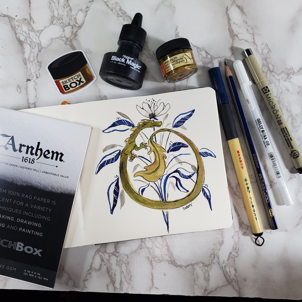 SuanysDragonDen's tweet image. Some past Sketchbox art.

#getsketchbox #sketchbox2022 #gildeddragon #goldendragon