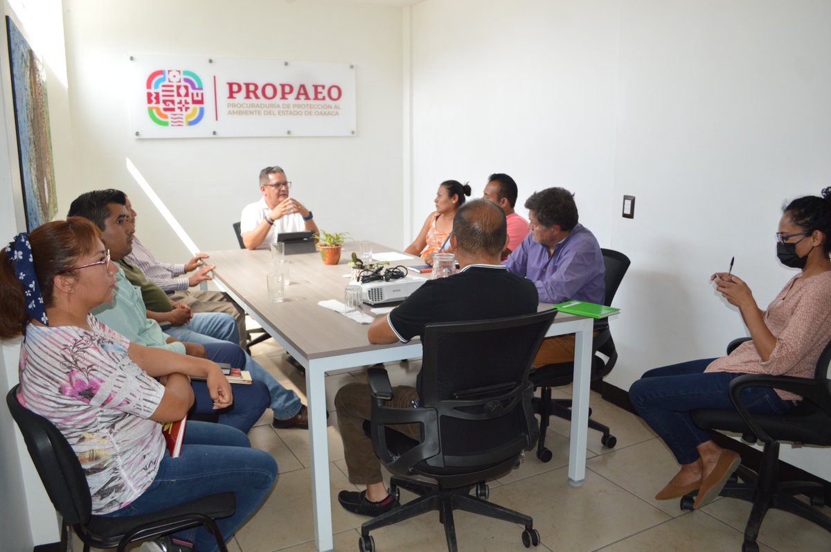 PROPAEO_OAX's tweet photo. Autoridades municipales de Santa Catarina Quiané, Zimatlán de Álvarez y Villa de Zaachila visitaron la #PROPAEO para revisar su situación en la Disposición de Residuos Sólidos de sus municipios, el Procurador @JErnestoRuiz revisó las alternativas para la mejora de estos sitios. https://t.co/sBRmh90CCh