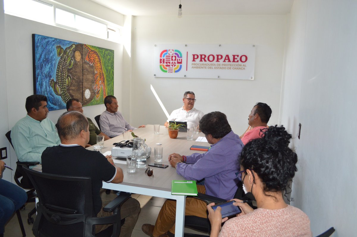 PROPAEO_OAX's tweet photo. Autoridades municipales de Santa Catarina Quiané, Zimatlán de Álvarez y Villa de Zaachila visitaron la #PROPAEO para revisar su situación en la Disposición de Residuos Sólidos de sus municipios, el Procurador @JErnestoRuiz revisó las alternativas para la mejora de estos sitios. https://t.co/sBRmh90CCh