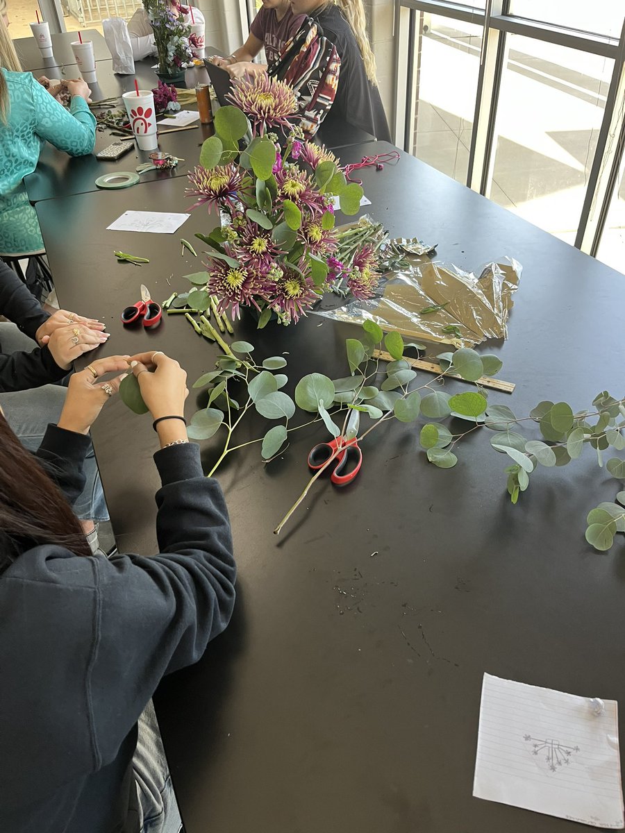 findtanis's tweet photo. Floral arrangements today!!! https://t.co/eMzCgOvm4g