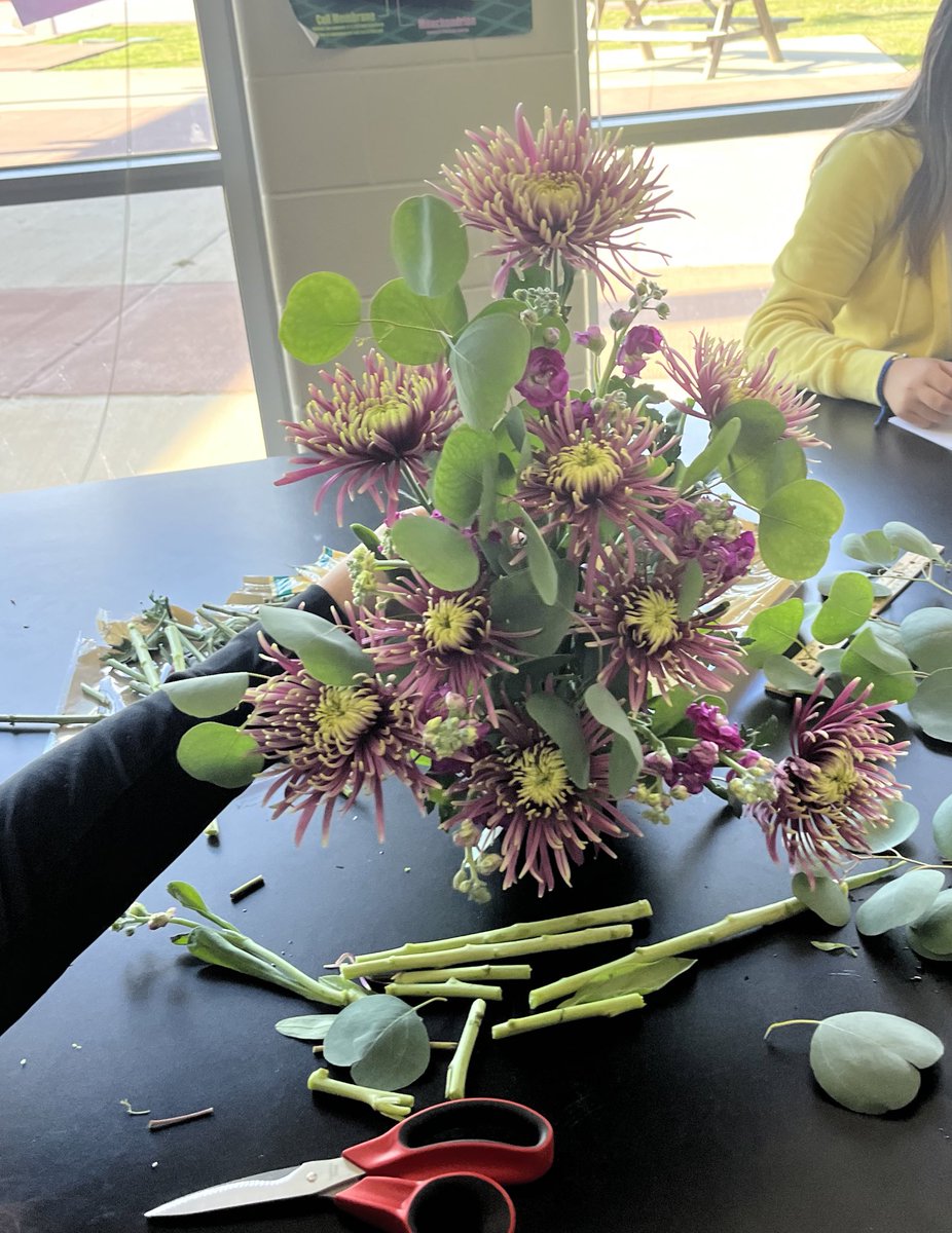 findtanis's tweet photo. Floral arrangements today!!! https://t.co/eMzCgOvm4g