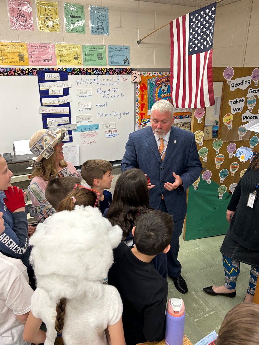 drbonkwcsd's tweet photo. “Dress Like an IDIOM Day” for 4th Grade at Gayhead ES today! Great school spirit! Thanks to all students and staff who participated! @WCSDEmpowers @GayheadWCSD https://t.co/mPL4vBxGep