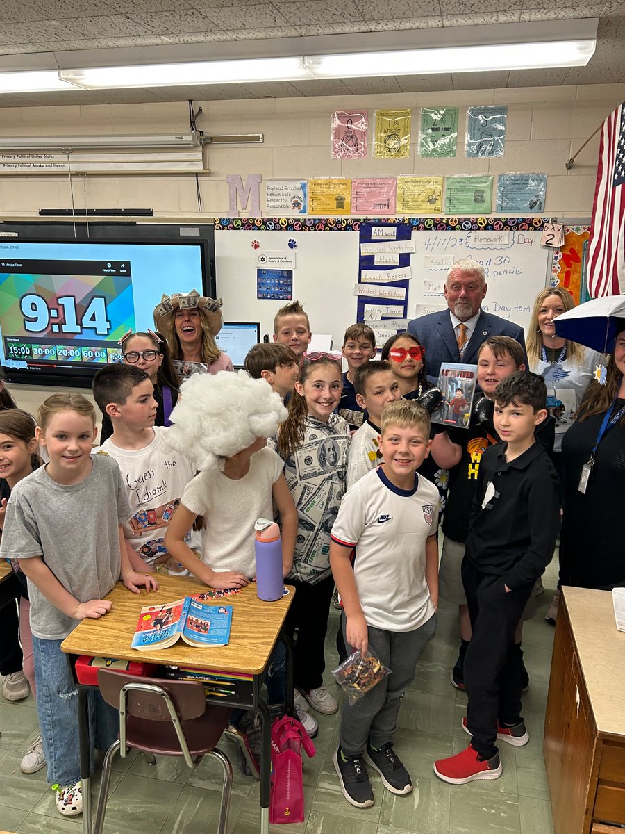 drbonkwcsd's tweet photo. “Dress Like an IDIOM Day” for 4th Grade at Gayhead ES today! Great school spirit! Thanks to all students and staff who participated! @WCSDEmpowers @GayheadWCSD https://t.co/mPL4vBxGep