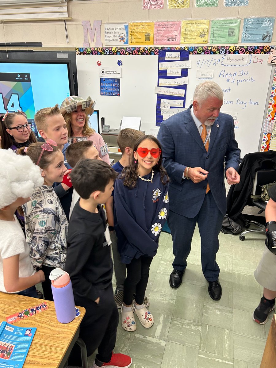 drbonkwcsd's tweet photo. “Dress Like an IDIOM Day” for 4th Grade at Gayhead ES today! Great school spirit! Thanks to all students and staff who participated! @WCSDEmpowers @GayheadWCSD https://t.co/mPL4vBxGep