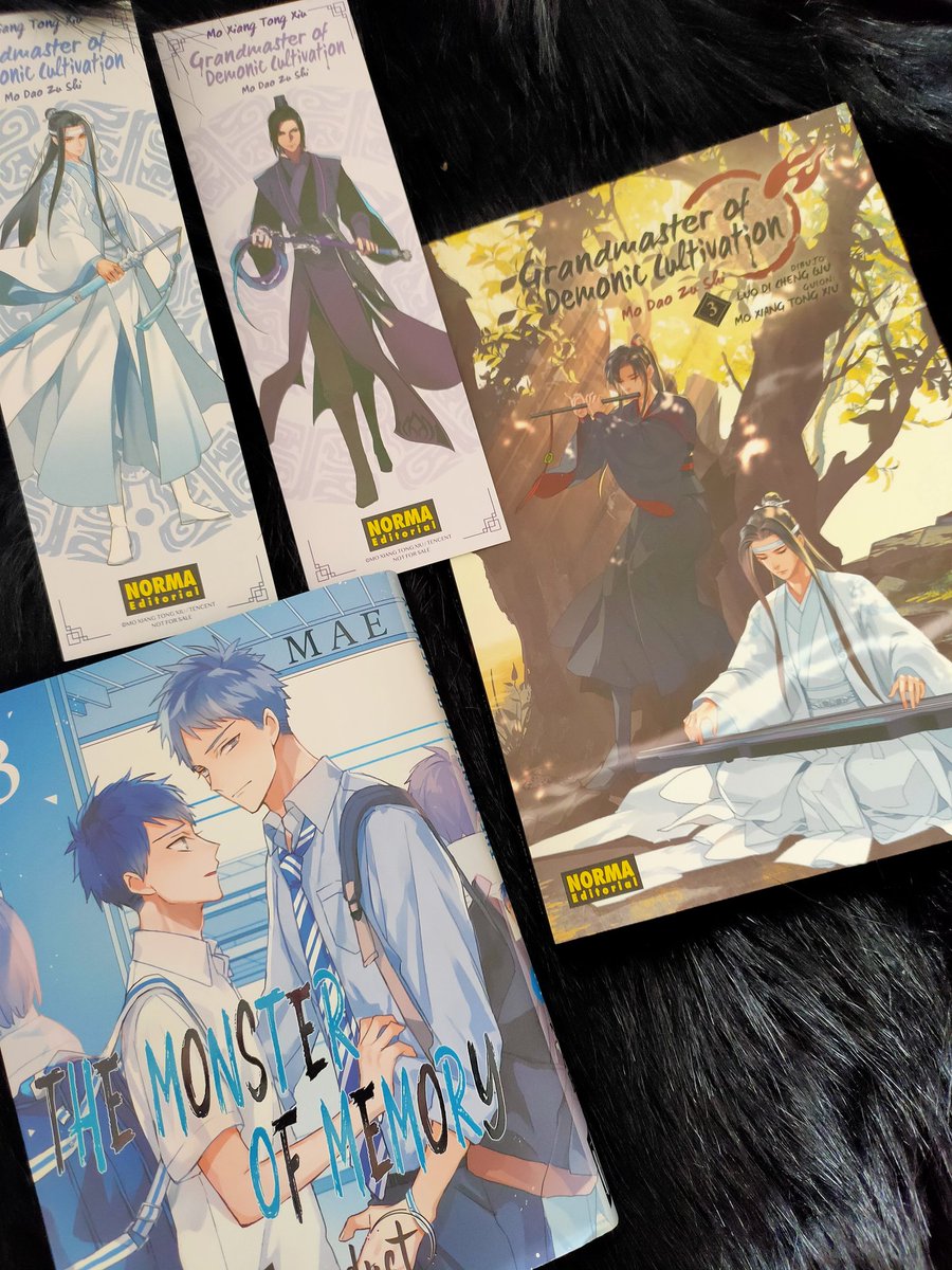 Starlight1690's tweet photo. Y ya sí, último paquete del día. El último tomo de The monster of memory editado por @MoondustEdi y el tercer tomo del manhua de MDZS editado por @NormaEdManga y me ha llegado con los marcapáginas 🤣🔖 https://t.co/antCWHap07