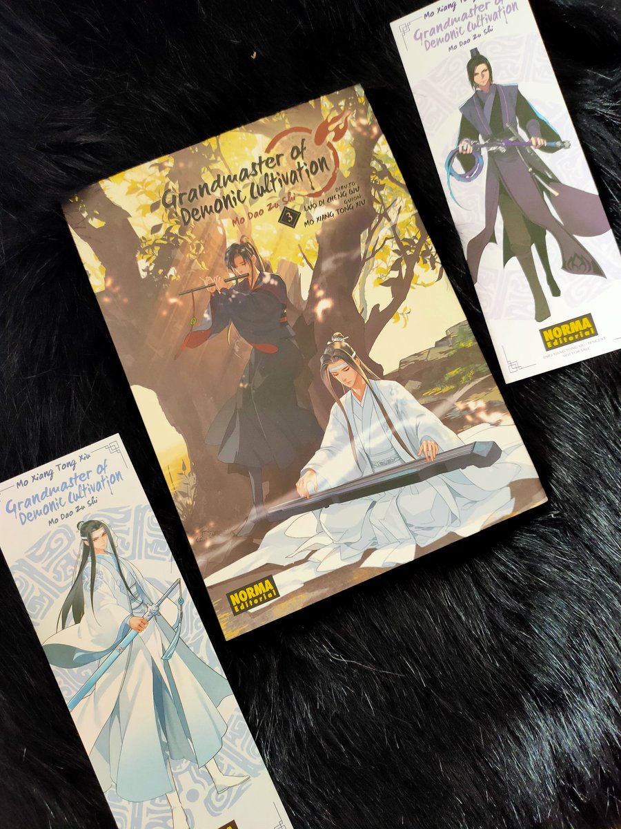 Starlight1690's tweet photo. Y ya sí, último paquete del día. El último tomo de The monster of memory editado por @MoondustEdi y el tercer tomo del manhua de MDZS editado por @NormaEdManga y me ha llegado con los marcapáginas 🤣🔖 https://t.co/antCWHap07