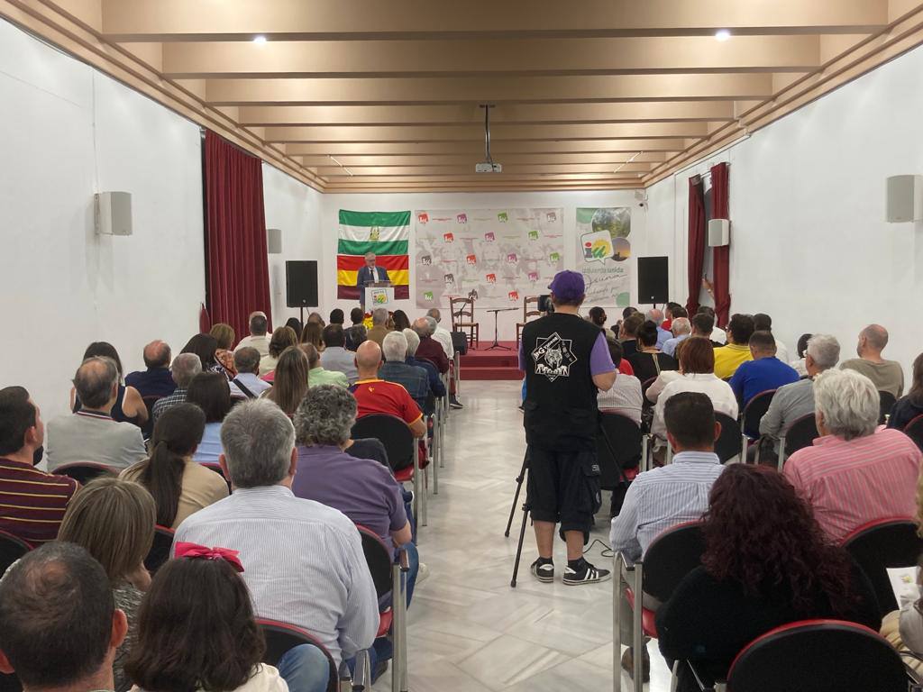 iusevilla's tweet photo. 👏🏻 Así de buena acogida tuvo la presentación de la candidatura de @IuOsuna para las elecciones del #28mayo

📣 Con la intervención de @Patrisia74, @Toni_Valero y Manuel Martín Santillana, candidato

💃 Y para finalizar, una magnífica actuación del maestro @JuanPinilla81 https://t.co/UFwp0jruLr