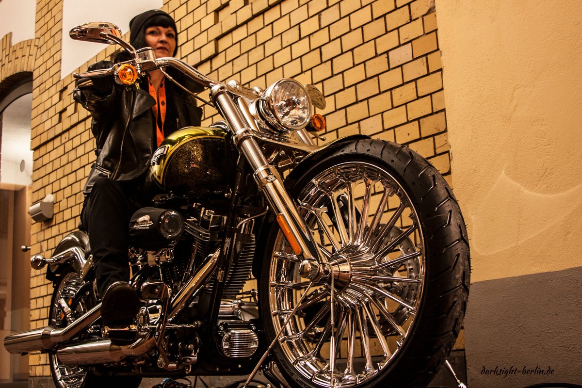 ohneLindgren's tweet photo. Damals. Photography, dies,das.
Wir waren eingeladen, als die neuen Bikes von Harley Davidson im
"Gibson Show Room" vorgestellt wurden. Wir machten natürlich Bilder.
Ick hab damals die neue "Breakdown" warm gesessen.
#HD110
#GibsonShowRoom
#HarleyDavidsonBreakdown
@bluelineBerlin https://t.co/pc6ZFaSjb4