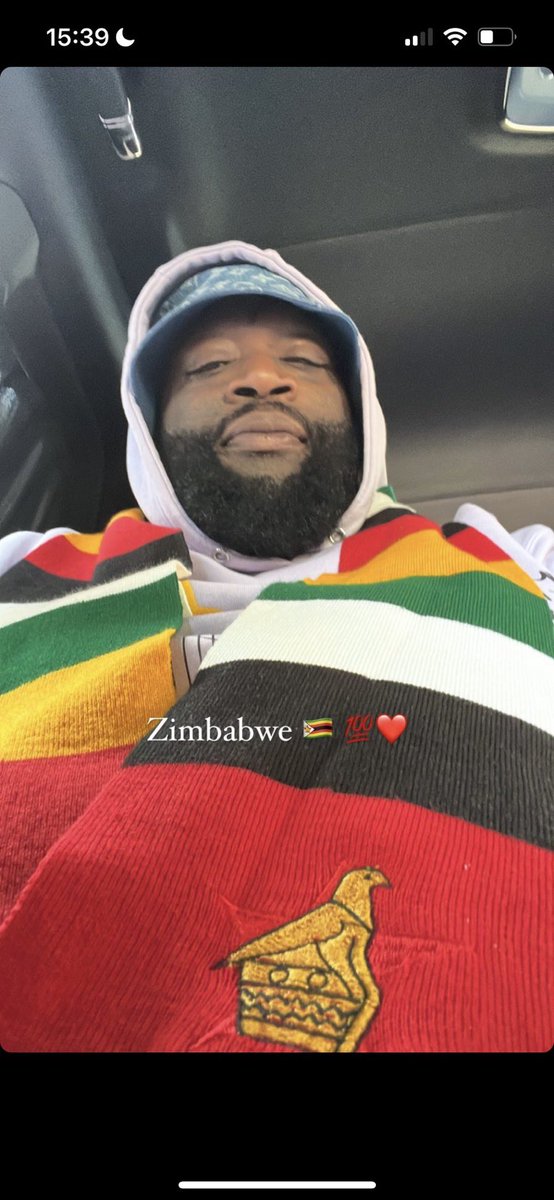kaztafadzwa's tweet photo. The flag.                                       The face. #ZimAt43 #zim43 🫶🏾🇿🇼 https://t.co/UvHIL39XIu