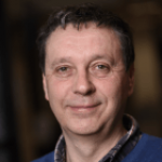 ESzeftel's tweet photo. Philippe Valat était un grand agencier, un grand journaliste. Travailler avec lui fut un honneur, et un bonheur. Souvenir de discussions matinales au desk inter : son humour, sa rigueur, son humanité. Pourquoi ce sont tjs les meilleurs qui partent les premiers ? https://t.co/DCJUxEsxKA