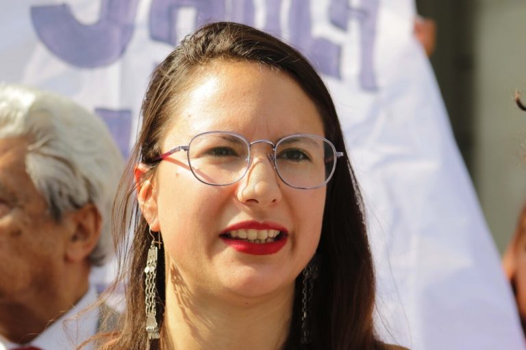 AdriLaCerva's tweet photo. ¿Por qué la prensa ignora la corrupción de Raul Torrealba mientras se dedica a acosar a la alcaldesa Hassler, quien trabaja incansablemente por el bienestar de los santiaguinos? #TuDia13 #ContigoCHV #MuchoGustoMega https://t.co/W560R0ar69