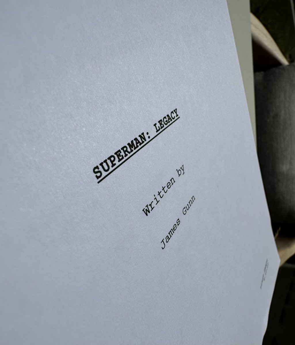 Oficialmente #JamesGunn ha comenzado la pre producción de #SupermanLegacy y lo celebra compartiendo esta foto 😱
