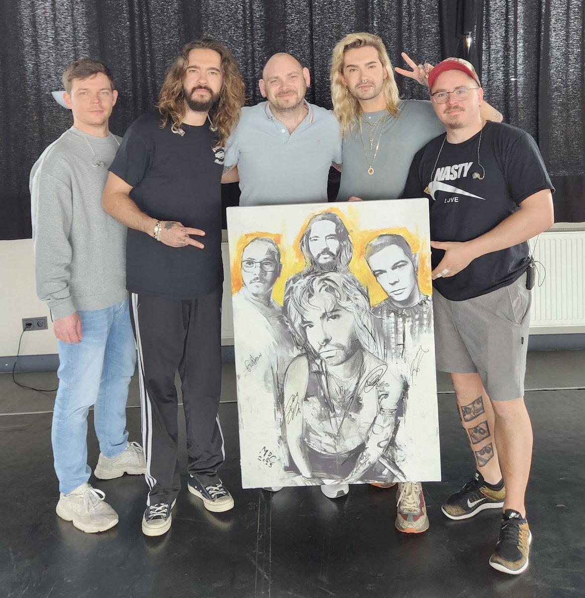 MicStrogies's tweet photo. Heute startet „Heroes in Magdeburg“  im Börde-Park Magdeburg 
Pünktlich zum Start wurde noch das ein oder andere Bild signiert. Danke an Tokio Hotel für den Support und René Sandt für die Orga

#tokiohotel #tokiohot100 .#nftart #NFTCommuinity https://t.co/TNJBKUdhgJ