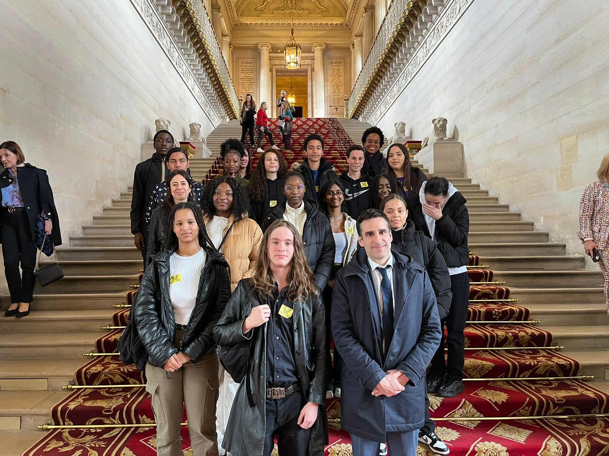 Voici nos élèves de 2MRC2 en visite au sénat, accompagné de Monsieur Yan Chantrel qui est sénateur des Français de l'étranger