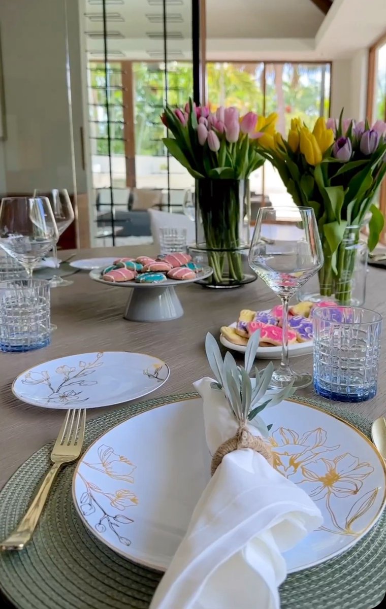 SmartyHadAParty's tweet image. Create a stunning table setting with a beautiful combination of plastic floral dinnerware and fresh tulips. The delicate patterns of the dinnerware perfectly complement the natural beauty of the tulips, adding elegance and charm to your dining experience. #SpringEntertaining