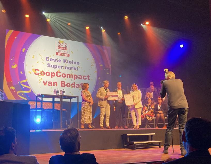 Vakcentrum's tweet photo. Winnaar ZO2Z Award 2023-2024 ‘Beste Kleine Supermarkt van Nederland’ is geworden: CoopCompact van Bedaf uit Achtmaal. Van harte gefeliciteerd! 🎉
#DagvanhetVakcentrum #Vakcentrum #nieuweenergie #ZO2Z https://t.co/rTgo2mfRmM
