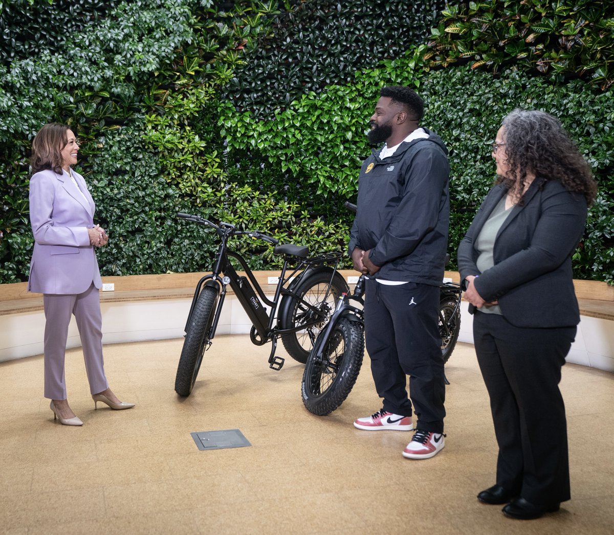 VP46Archive's tweet photo. Entrepreneurs like John and Kameale don’t just see challenges, they build solutions.

@POTUS and I are investing in the great potential of America's entrepreneurs to take action on climate and build a clean energy economy. https://t.co/cj6hVS48gb