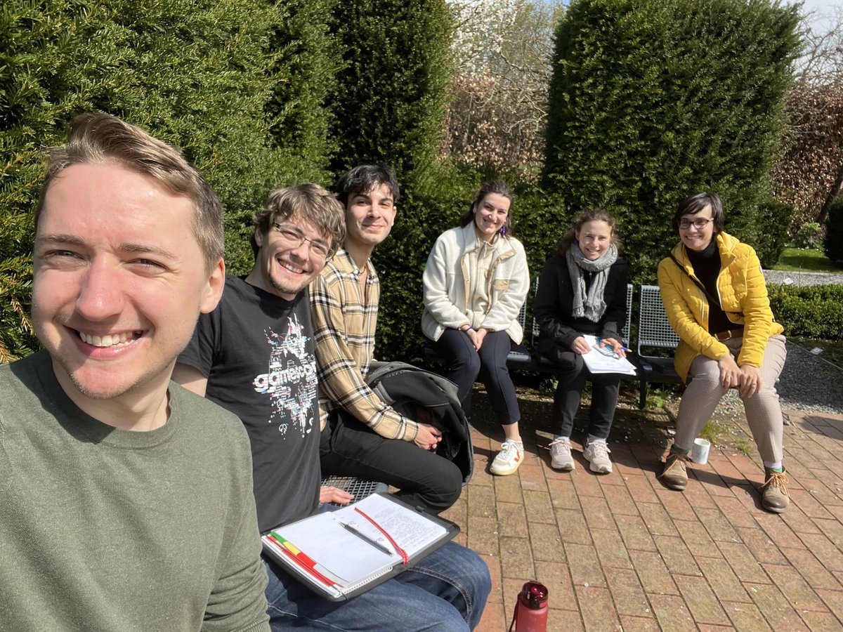 CompPhotoBioLab's tweet photo. Taking advantage of the great weather our first group meeting in the summer semester took place outside https://t.co/ADmyt7WUQ2