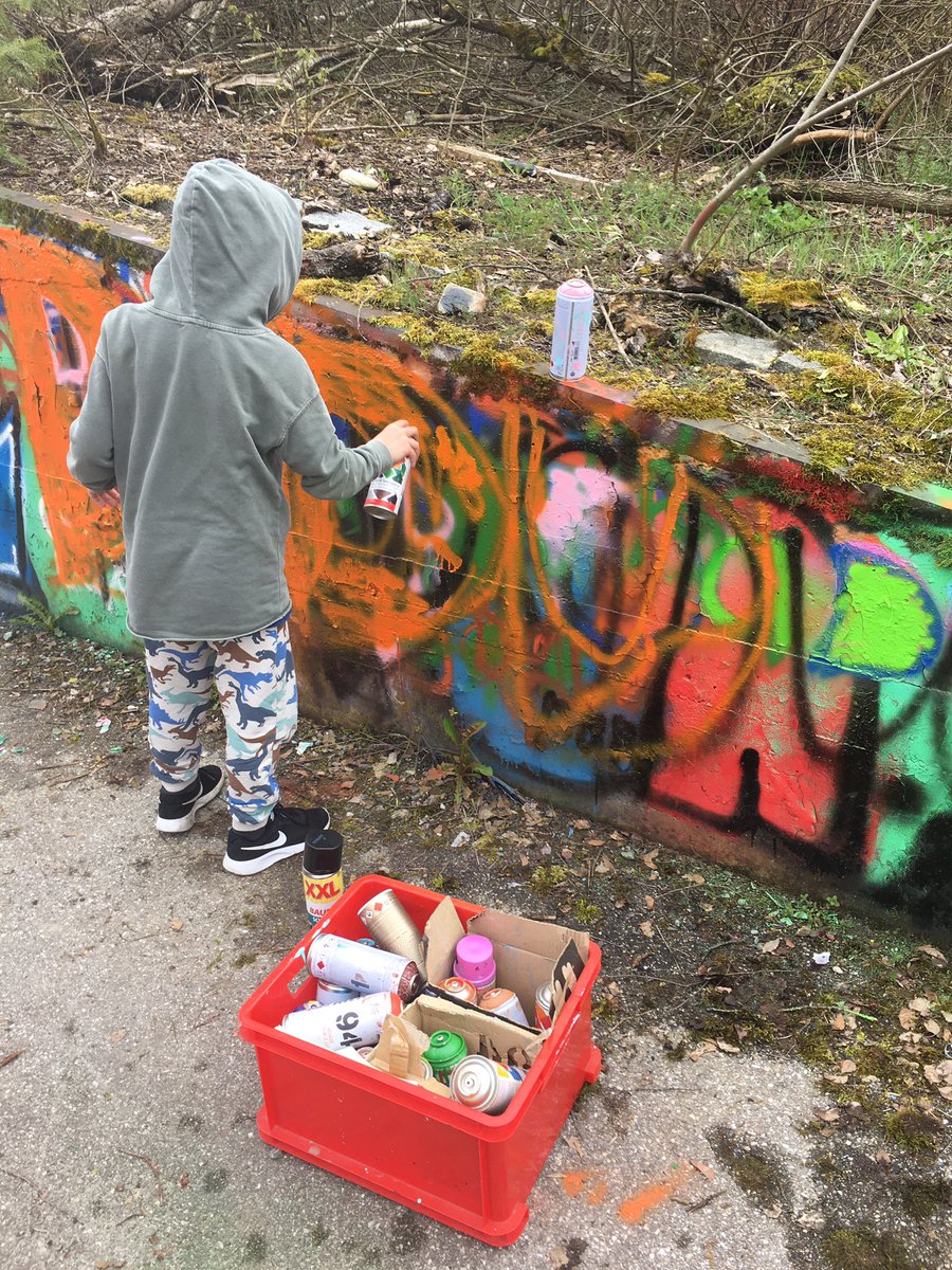 DADU_Werkstatt's tweet photo. Am 7..Tag mit Sonne sind die Kids auch am Start TOGETHER! 
#dadu #daduwerkstatt #together #ilovegraffiti #mural #graffiti #graffitiart #contemporarygraffiti #avantgardegraffiti #zeitgeistgraffiti #zeitgenössischesgraffiti #urbanart #streetart #muralart #graffitiraver #killallcans https://t.co/t8PYBKLxU4