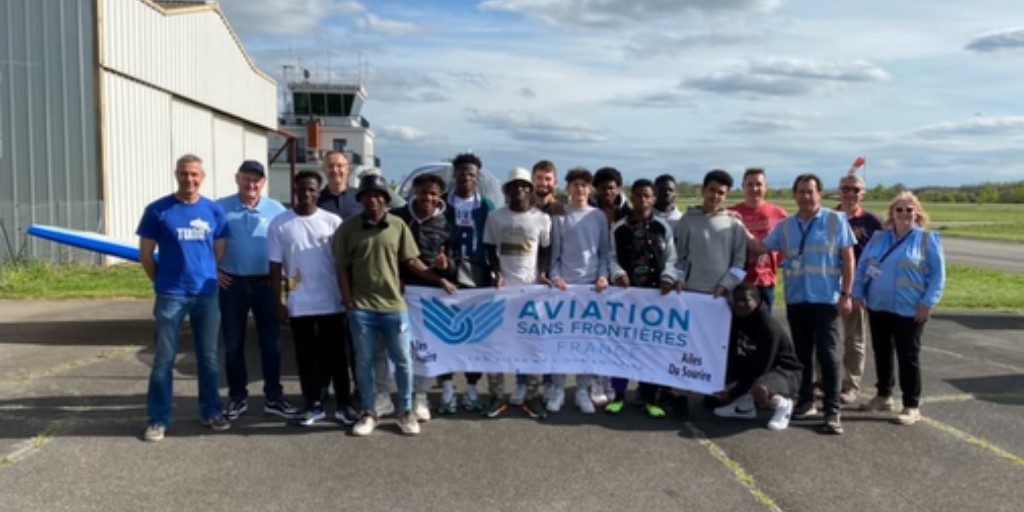 La délégation Sud-Ouest inaugure la saison 2023 des Ailes du Sourire. Au total 11 jeunes ont pu profiter d'une journée sous le signe du partage et de l'émotion. En effet cette journée était aussi l'occasion de rendre hommage à Yoan, qui comptait parmi nos bénévoles.