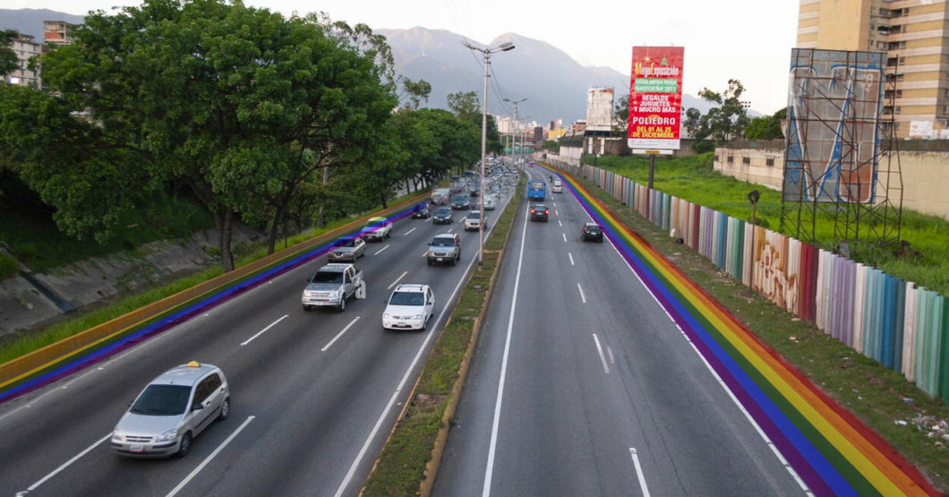 ChiguireBipolar's tweet photo. Pintan el hombrillo con bandera LGBTQI+ para que señores dejen de usarlo para saltarse la cola https://t.co/xldcXFLkwt https://t.co/6SxcDnqwCt