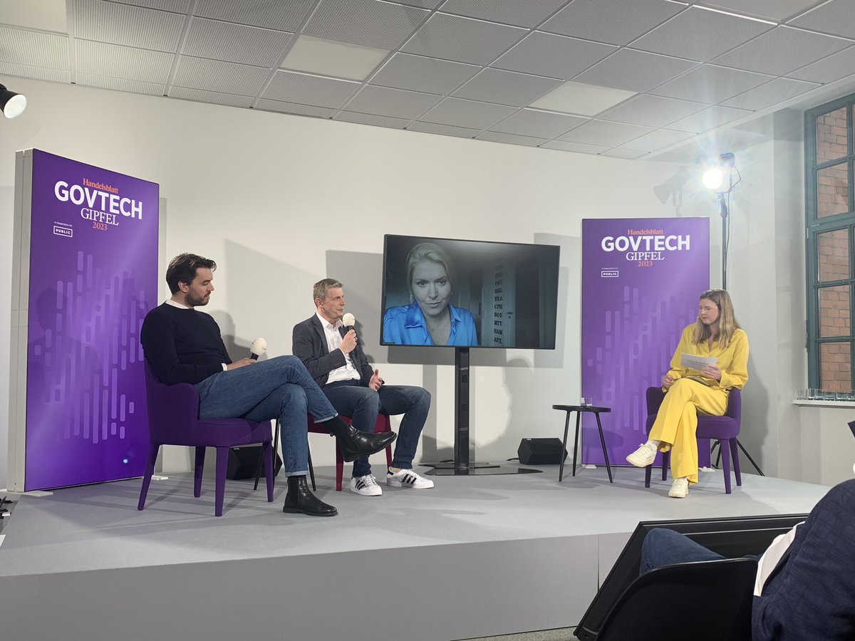 Wie gelingt #VentureClienting? „Man muss mehr sein als Durchlauferhitzer für Pitch Decks“, so @KalkhakePaulo von #GovTecHH. Stattdessen:viel Zeit für Austausch mit internen Stakeholdern, um Probleme zu verstehen, bei denen Startups helfen können <a href="/gordon_beese/">Gordon Beese</a> <a href="/Team_BITMARCK/">BITMARCK</a> #VCU