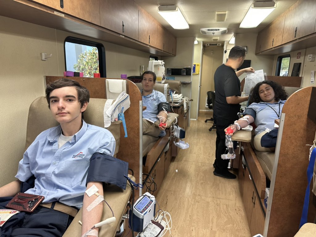 4CornersUpper's tweet photo. Our #fcushosa club is #savinglives today in partnership with #OneBlood! Our students and staff are donating blood today.
#fcus #CSUSAproud #CSUSAToday #CoyotesFamily #HOSA https://t.co/JlVxPMyBpM
