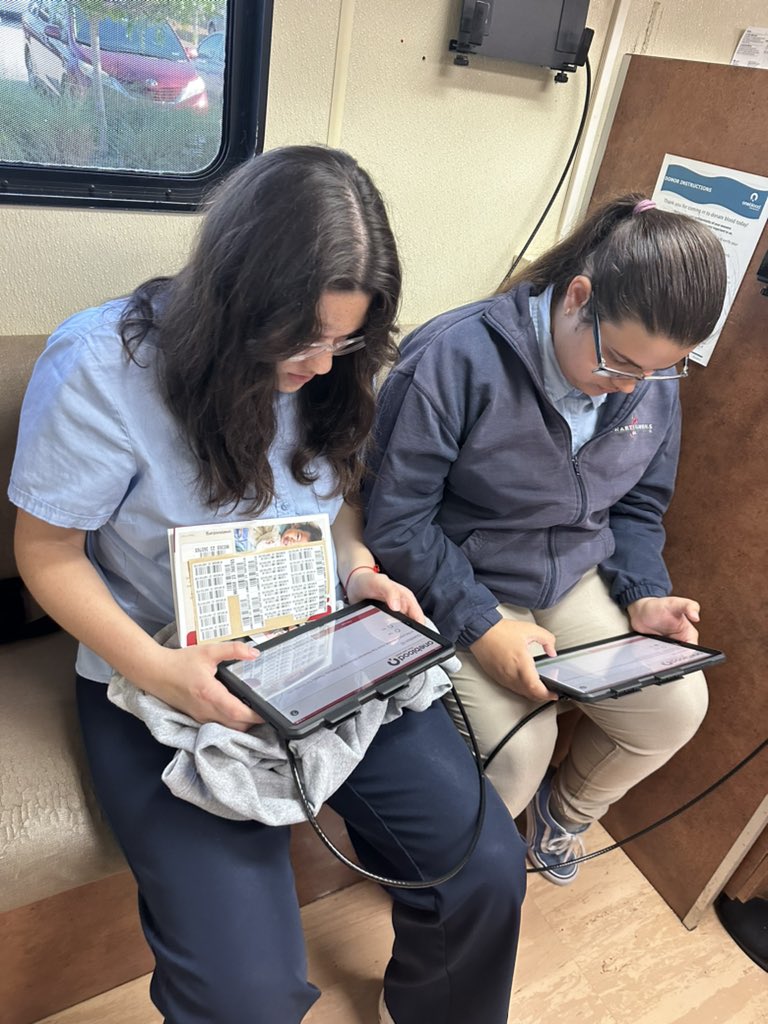 4CornersUpper's tweet photo. Our #fcushosa club is #savinglives today in partnership with #OneBlood! Our students and staff are donating blood today.
#fcus #CSUSAproud #CSUSAToday #CoyotesFamily #HOSA https://t.co/JlVxPMyBpM