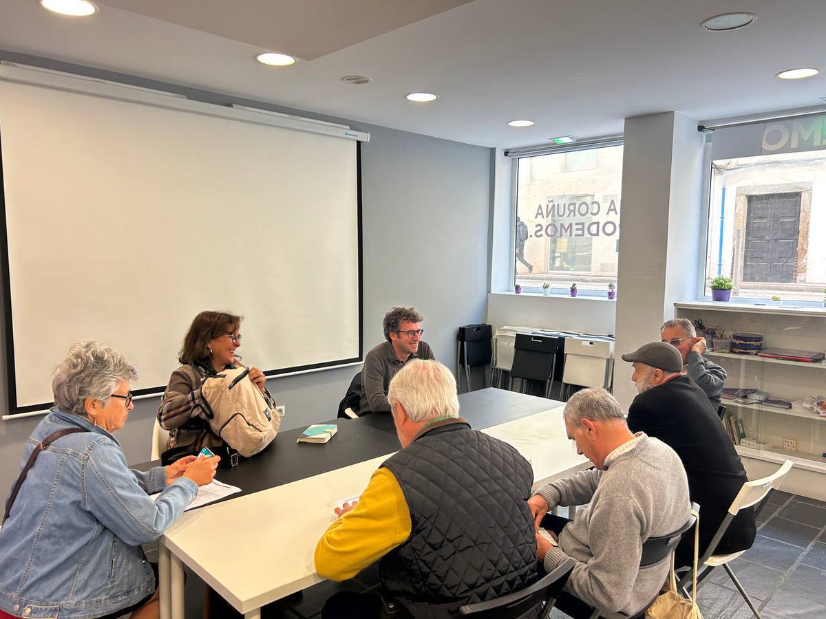 EUcoruna's tweet photo. UNHA CORUÑA AMABLE COAS PERSOAS MAIORES 👵👴

O noso candidato @JMSande comprometeuse con #Modepen a mellorar a mobilidade e a programación de actividades, incluíndo propostas interxeneracionais.

Coidaremos dos nosos e nosas maiores #PorCoruña!🥰 https://t.co/Jqwwycrfs0