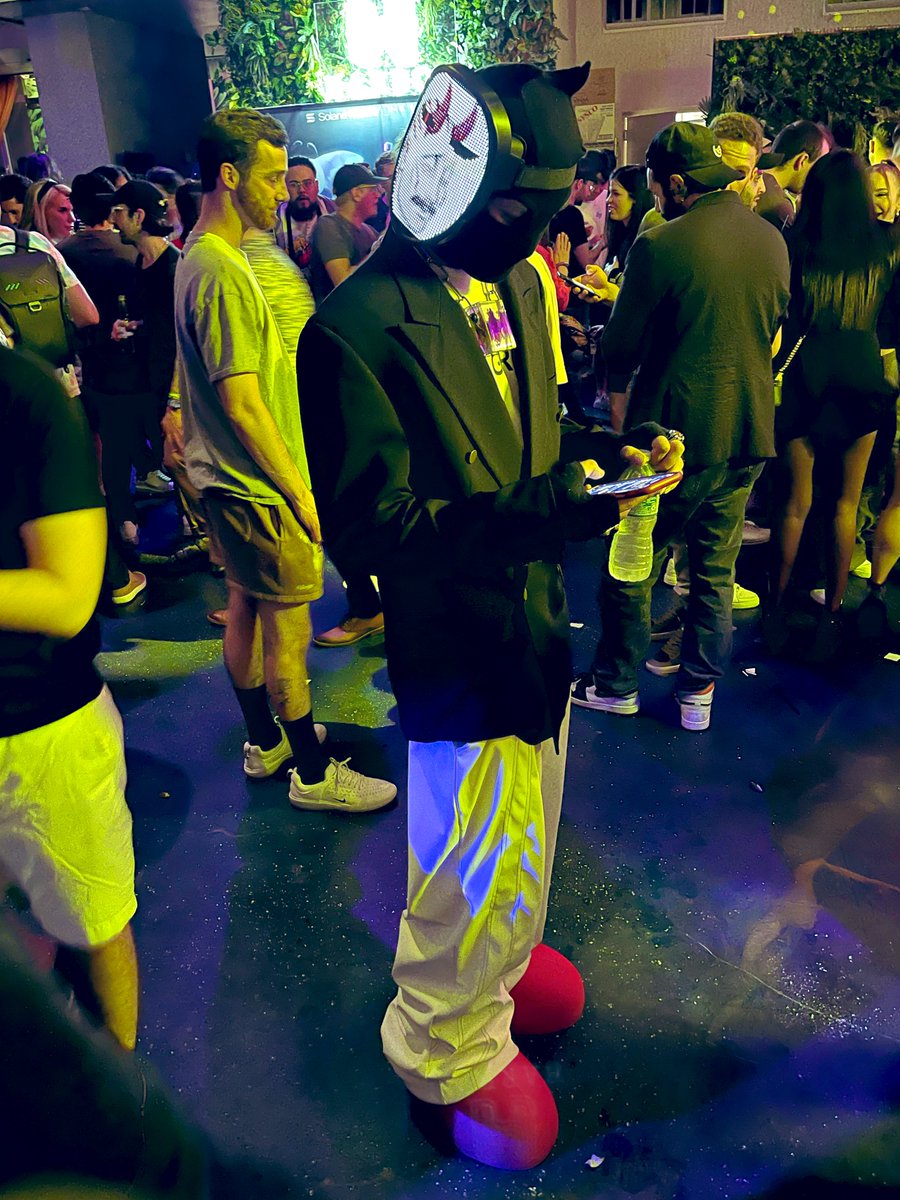 thank you nic (<a href="/Cabanimation/">Cab 🌋</a>) for the 🦕 <a href="/Claynosaurz/">Claynosaurz</a> event/invitation. had so much fun! got 🍕&amp; 404.

<a href="/kmoney/"></a>, <a href="/pokeepandaa/">Pokeee.eth</a> &amp; <a href="/kidperl/">⛓KiD PERL🖤</a> rocking his <a href="/DeGodsNFT/">DeGods</a> led screen + big red boots by <a href="/mschf/">MSCHF</a> 

#NFTNYC23