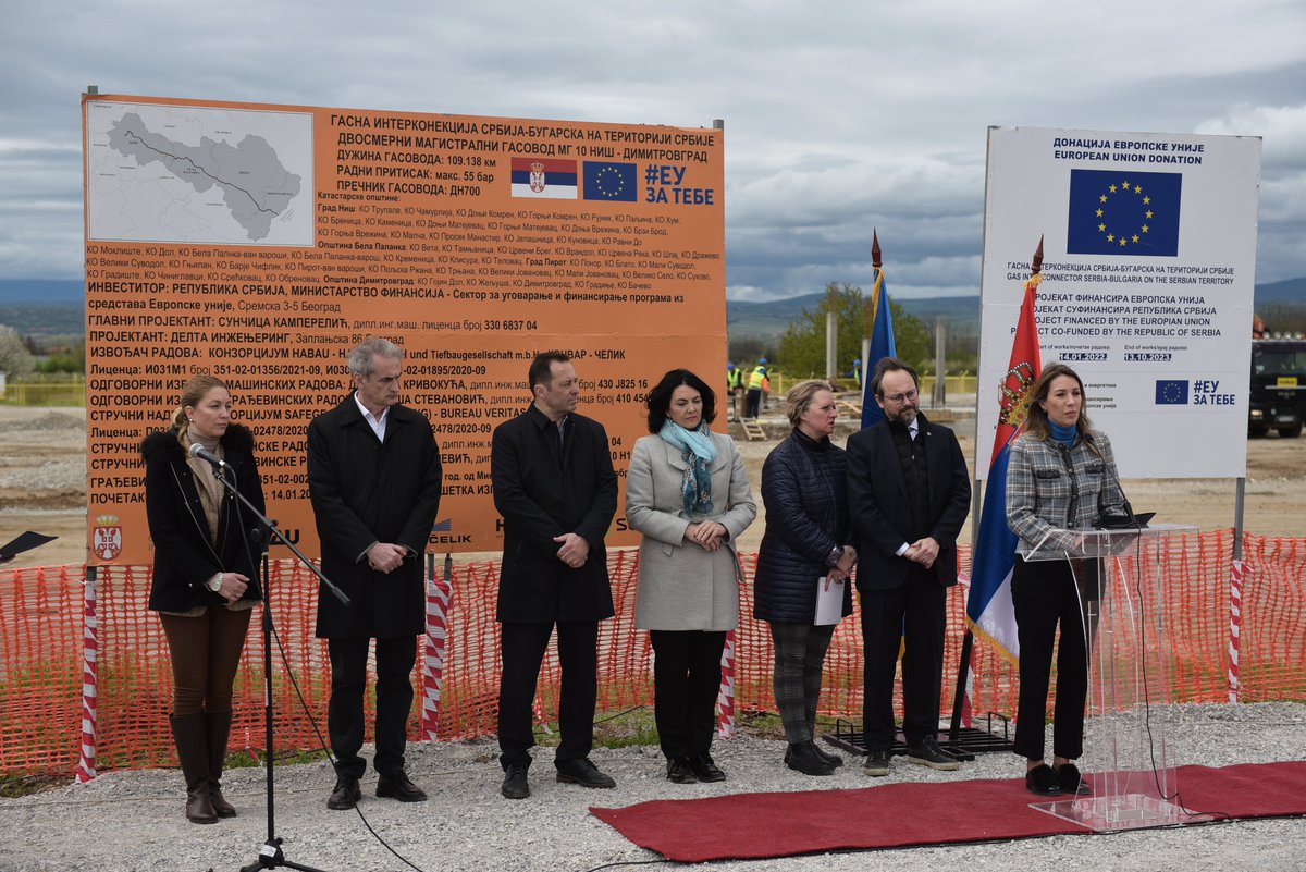 Ministarka rudarstva i energetike Dubravka Đedović i ambasador EU, Emanuele Žiofre, obišli su danas radove na izgradnji gasne interkonekcije Srbija-Bugarska. 
Više detalja: europa.rs/ziofre-i-djedo…
<a href="/MiningEnergyRS/">mre</a> <a href="/eusrbija/">EU u Srbiji</a>