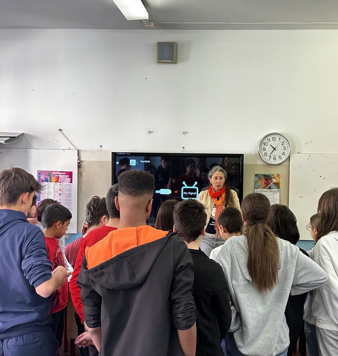 Bluenights_eu's tweet photo. BlueNIGHTs meets BlueSCHOOLS in Italy Bologna📚
We invited the students to play and discover the rocks we see everyday in the buildings that surround us🏢🏫

#EuropeanResearchersNight #MSCANight #blueNIGHTs#bluenightseu #oceanliteracy #Bologna #BlueSchools#Europe #Italy #geology https://t.co/DIdvzI1FbC