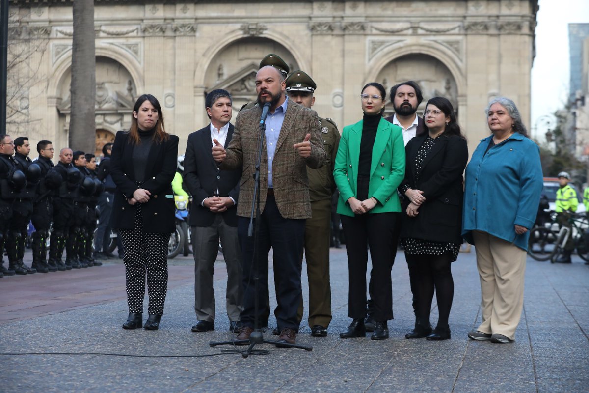 SubPrevDelito's tweet photo. Hoy, Subsecretarios @EduardoVergaraB @DrManuelMonsalv alcaldesa de @Muni_Stgo @IraciHassler y Delegada @DPR_RM @contimartinez participaron en lanzamiento del Plan Operativo Santiago Seguro, que se implementará en el Casco Histórico y paseos adyacentes🧵(1/3) https://t.co/xteFJjtrcx