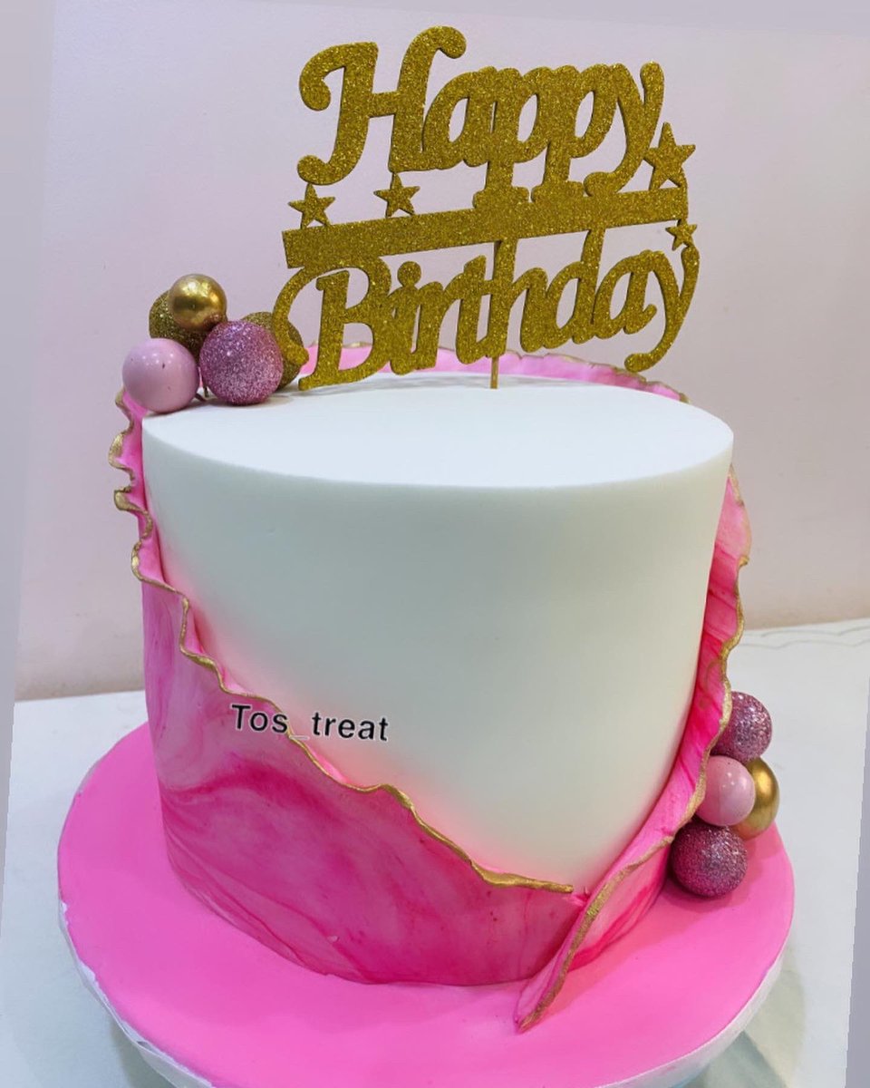 0luwatosiin___'s tweet photo. Hi I’m Tosin,I make the best cakes in Lagos.yummy and beautiful cakes. Always ready to Deliver the best🎉 https://t.co/y6xmkS6mCF