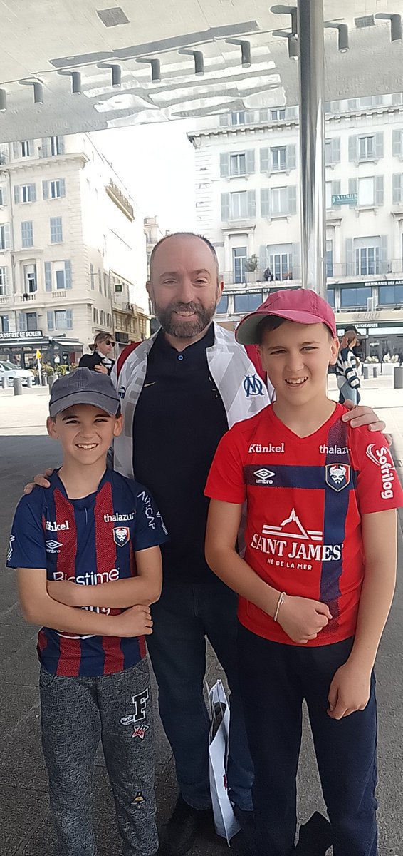 Footix_2018's tweet photo. Salut ici Footix 🐔 de #Marseille. Je lance une grande alliance @OM_Officiel 🔵⚪ et @SMCaen 🔵🔴 au nom de nos glorieux anciens #Gallas et #Gravelaine. Regardez moi ces minots normands comme ils sont trop choux. @ThomasThouroude tu valides ? Ils se sont régalés dimanche au #Vel. https://t.co/mvUjL1zMRe
