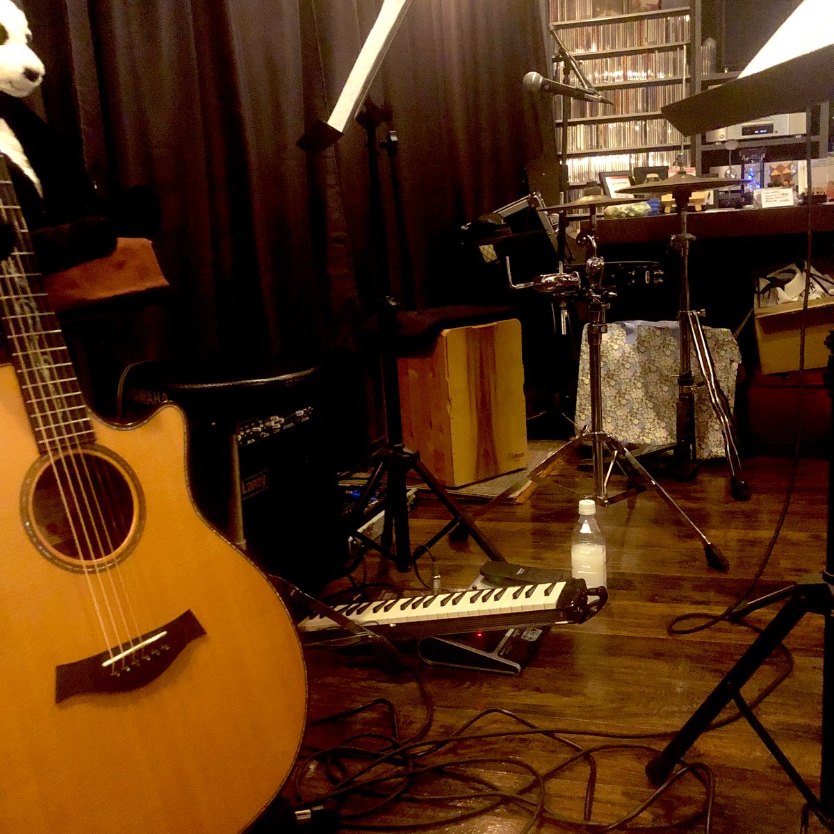 OGpPSYotC9dL9CT's tweet photo. ジャムスタンマジックさんのLIVEに行って来ました❗️
凄く客席から近くて演奏時の振動や生歌に感動✨✨🫨✨✨
笑顔の絶えない本当に素敵な時間☺️💓
色々書きたいけどTwitterだと書ききれない…
#横浜市 #希望丘 #cc29 #ジャムスタンマジック #live #最高 #の #時間 #感謝 #文字数の限界 #ありがとう https://t.co/sfViEJy4PK