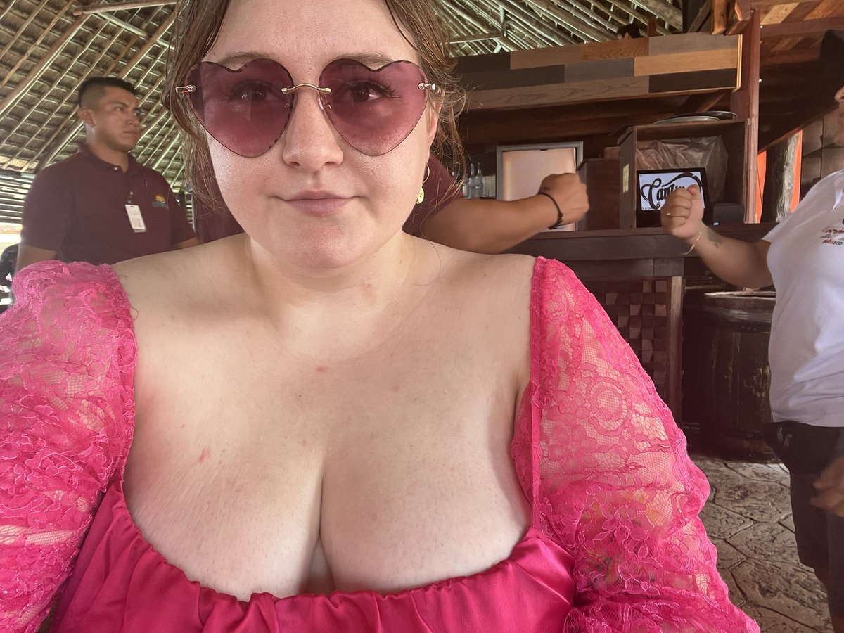 MoonRoseRoo's tweet photo. Love love loving this vacation! 
#freethenip #bbw #chubby #bigtitis #amateurpornstar #ph #pornhub https://t.co/vFP6BpAra9