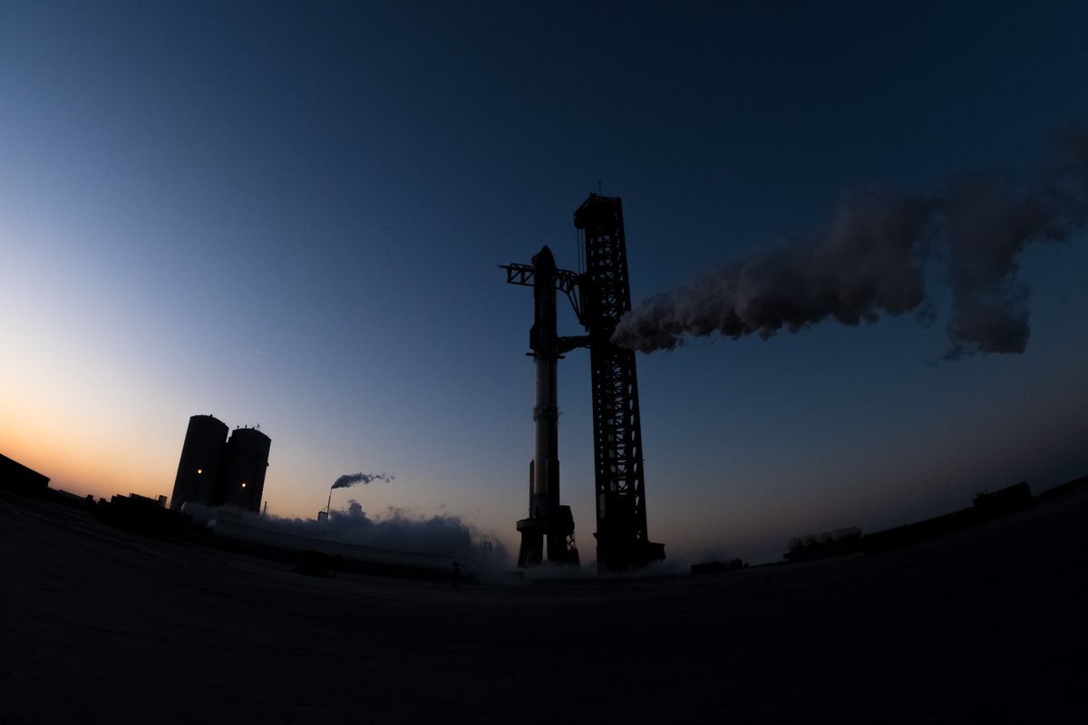 johnkrausphotos's tweet image. Starship at sunrise