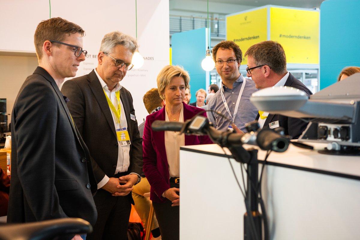 FZI_official's tweet image. Am zweiten Messetag informierte sich BW-Wirtschaftsministerin Hoffmeister-Kraut unter anderem über das Digital Hub AI Karlsruhe und autonome Laufroboter. Konkret interessierte sie sich für existierende Anwendungsfelder von mobilen Robotern im Industriesektor.
#mobilerobot #ai