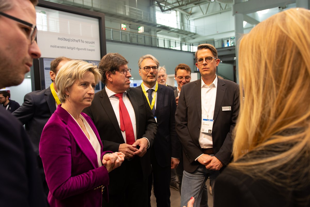 FZI_official's tweet image. Am zweiten Messetag informierte sich BW-Wirtschaftsministerin Hoffmeister-Kraut unter anderem über das Digital Hub AI Karlsruhe und autonome Laufroboter. Konkret interessierte sie sich für existierende Anwendungsfelder von mobilen Robotern im Industriesektor.
#mobilerobot #ai