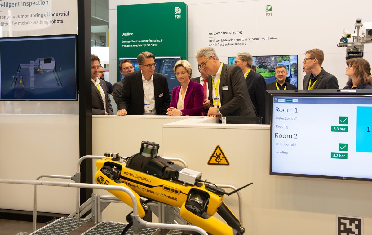 FZI_official's tweet image. Am zweiten Messetag informierte sich BW-Wirtschaftsministerin Hoffmeister-Kraut unter anderem über das Digital Hub AI Karlsruhe und autonome Laufroboter. Konkret interessierte sie sich für existierende Anwendungsfelder von mobilen Robotern im Industriesektor.
#mobilerobot #ai