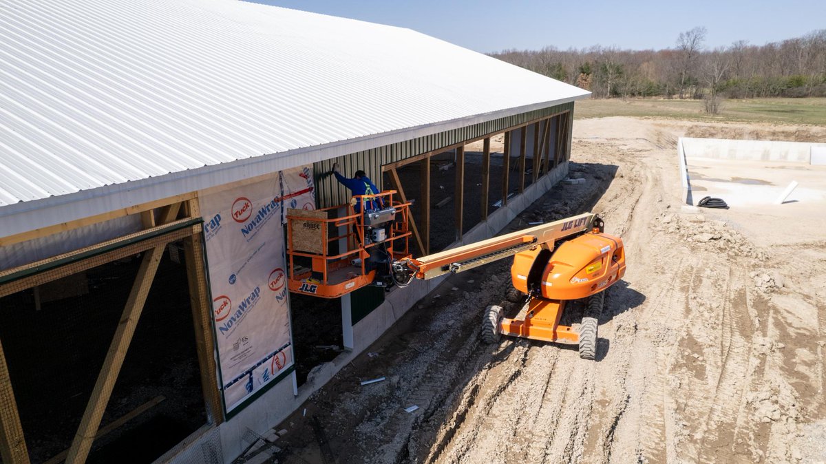 NationalBuildi2's tweet photo. Well, she definitely looks great in green!
Great to see the Comfort project in St Ann's all closed up. Can't wait for the doors!
#ag #dairyfarm
#dairyfarming #barnraising #barnbuilder #freestall #builder #agriculture #niagara https://t.co/dqxkPa09OS