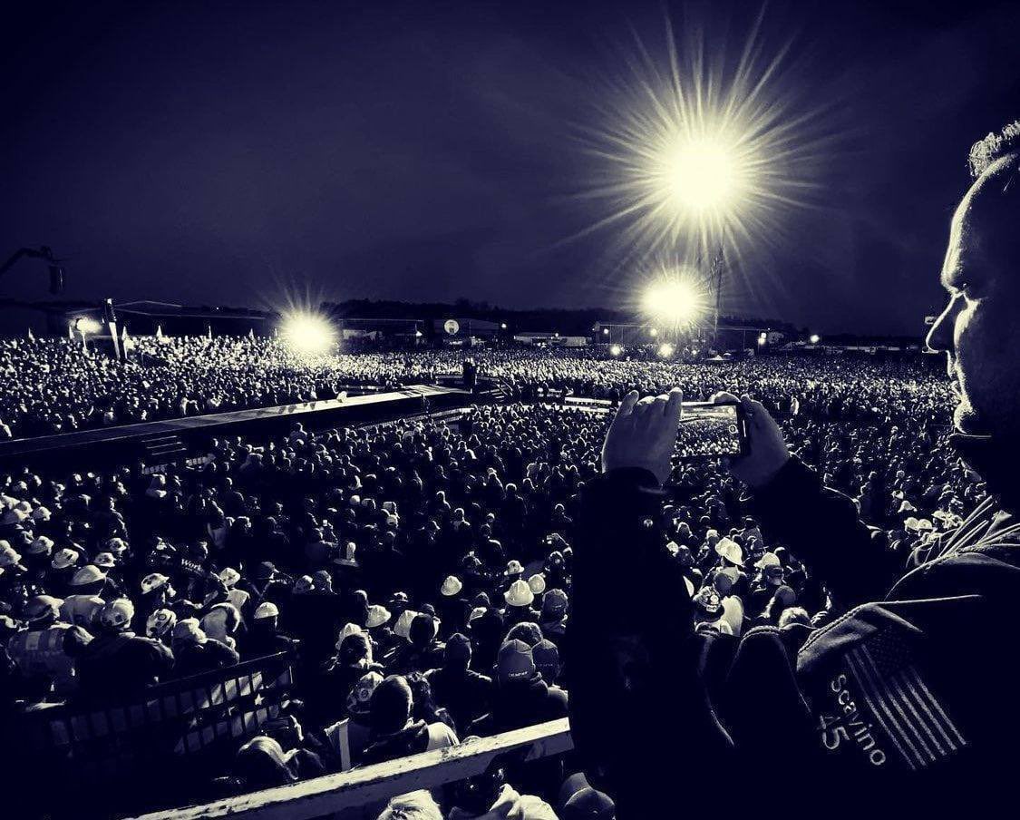 FightFight45's tweet photo. Dan The Man 
Have you ever seen anything like this? Millions love our CIC Trump

🙏🙏🙏🙏🙏🙏🙏🙏🇺🇸🇺🇸🇺🇸🇺🇸🇺🇸🇺🇸🇺🇸🇺🇸 https://t.co/g5leZxHgum