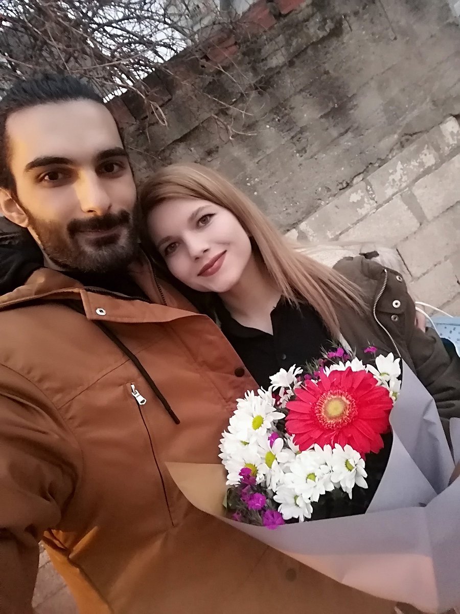 enesozbeyy's tweet photo. Sen çok severdin çiçekleri, yine ellerimde çiçeklerle geldim sana. Güzel gözlerini ve gülüşünü anlattım çiçeklere, onlar bile kıskandı seni. Sen tüm çiçeklerin en güzeliydin Beray... https://t.co/wLDujv5Cr7