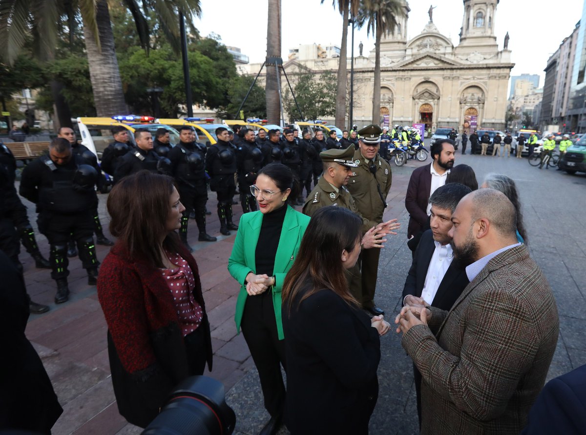 SubPrevDelito's tweet photo. Hoy, Subsecretarios @EduardoVergaraB @DrManuelMonsalv alcaldesa de @Muni_Stgo @IraciHassler y Delegada @DPR_RM @contimartinez participaron en lanzamiento del Plan Operativo Santiago Seguro, que se implementará en el Casco Histórico y paseos adyacentes🧵(1/3) https://t.co/xteFJjtrcx