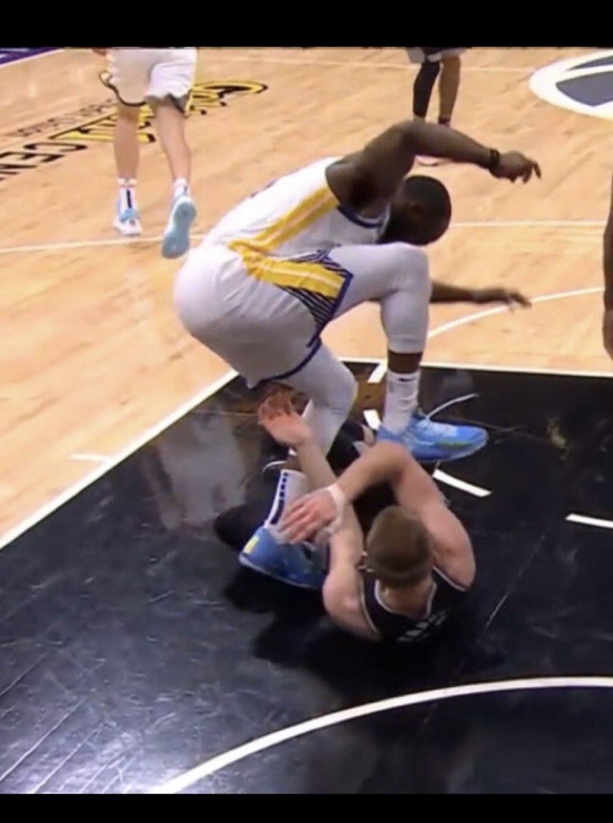 RUN__BMC's tweet photo. @BleacherReport @Money23Green “I can’t stretch my leg that far” 😂🤡🤡🤡 why lie bro?? Just say you did it because he grabbed your ankle and you were sick of it. At this point right here you purposely stomped on him. There was nothing accidental about it at all 😂🖕🖕🖕 https://t.co/mdLavHxaEF