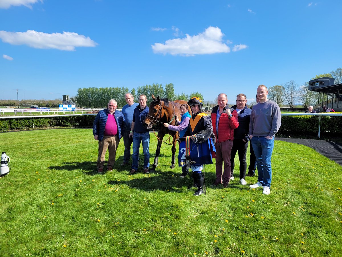 IrishRacing365's tweet photo. Connections of the Pat Foley trained winner Castle Field Boy @tipperaryraces https://t.co/RJ5H7Fqenl